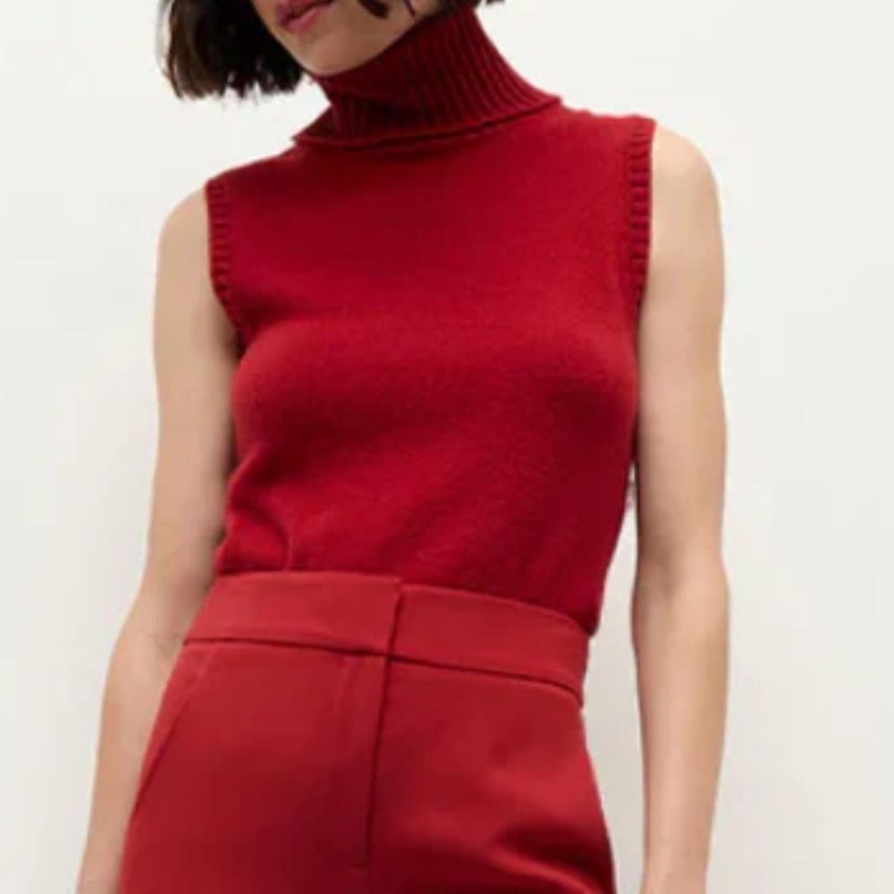 Veronica Beard - Mazzy Sleeveless Cashmere Turtleneck in Crimson